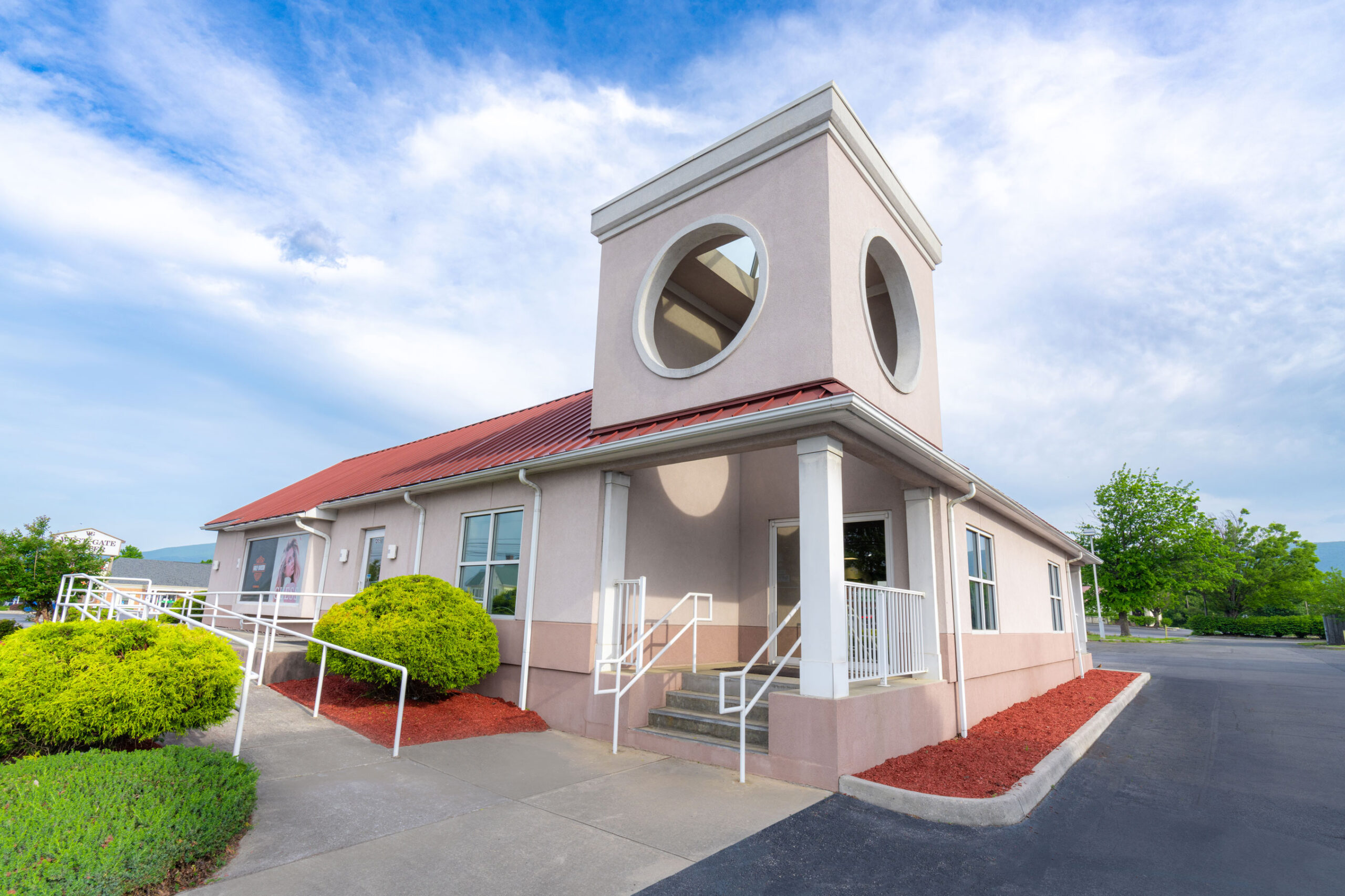 Optometrist in Salem, VA - picture of exterior of building of Salem, VA location of Johnson Curran